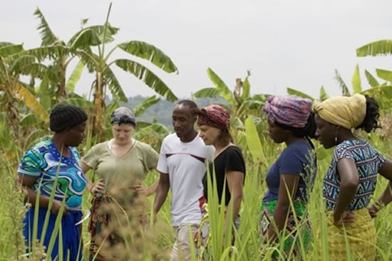 Ann Frank Project students meet with Rwandan women